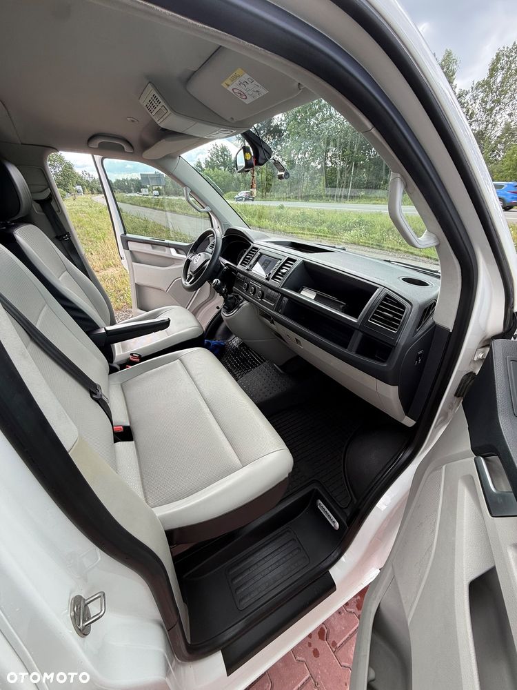 Volkswagen Caravelle - 10