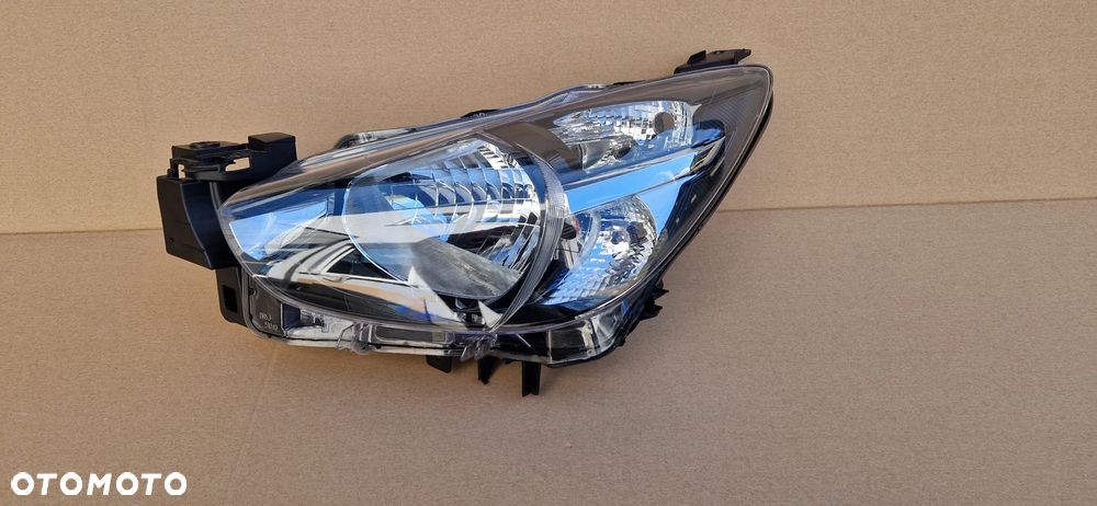 MAZDA 2 DJ 2014 - REFLEKTOR LAMPA PRZÓD LEWA EUROPA ORYGINAŁ OE - 1