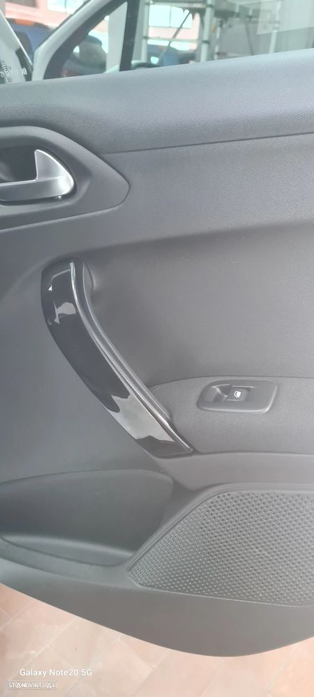 Peugeot 2008 BlueHDi 100 STOP & START Signature - 13