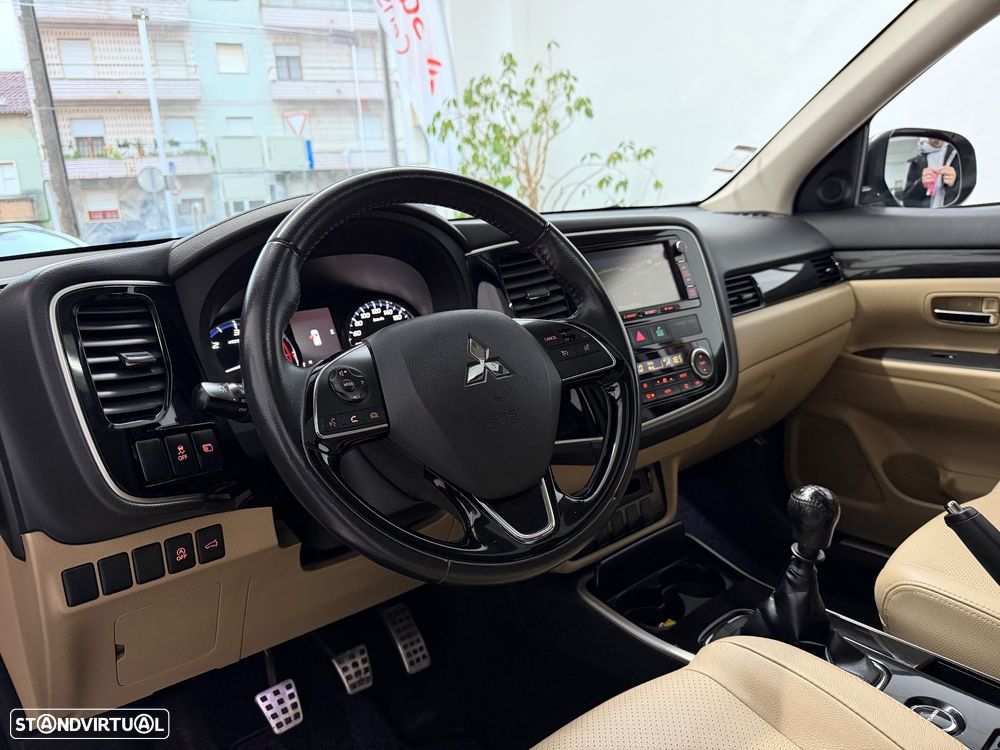 Mitsubishi Outlander 2.2 DI-D Instyle Navi Black Edition - 30