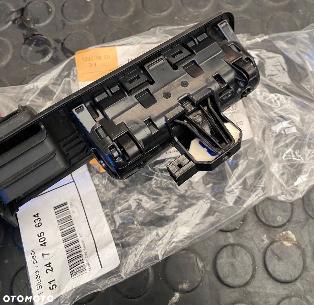 BMW 3 G20 X3 G01 NOWY ORYGINALNY PRZYCISK OTWIERANIA KLAPY BAGAŻNIKA KLAMKA RĄCZKA TYLNA TYLNIA TYŁ KLAPY BAGAŻNIKA  W KLAPĘ  z klapy tylnej  tylniej 51247405634 z otworem na kamerę kamera - 3