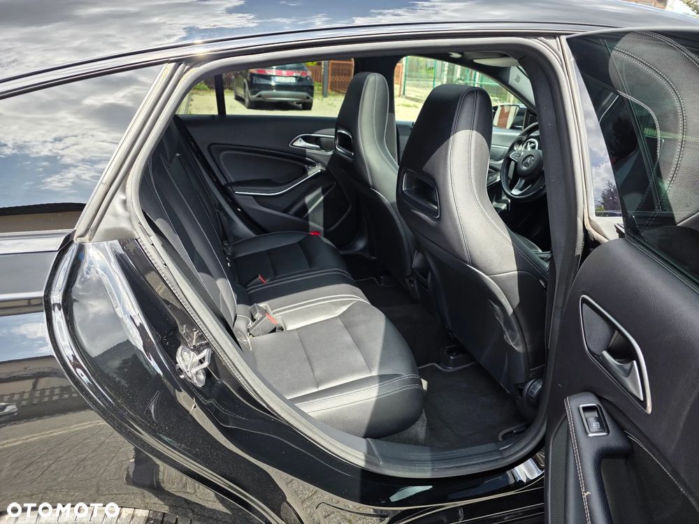 Mercedes-Benz CLA Shooting Brake 180 Urban - 12