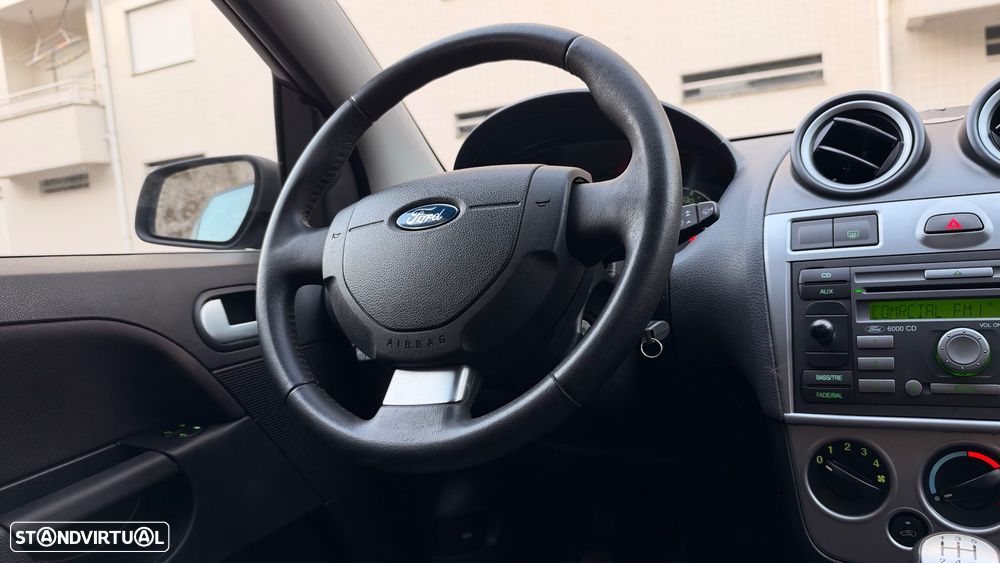 Ford Fiesta 1.25 Ghia - 27