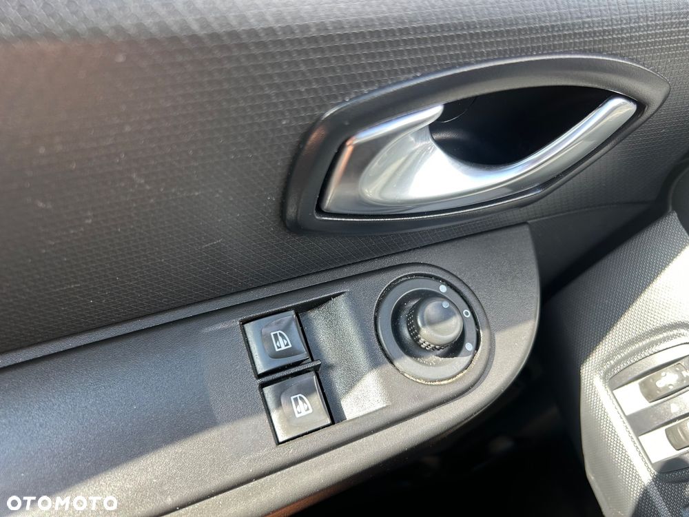 Renault Clio 1.2 16V 75 Authentique - 11