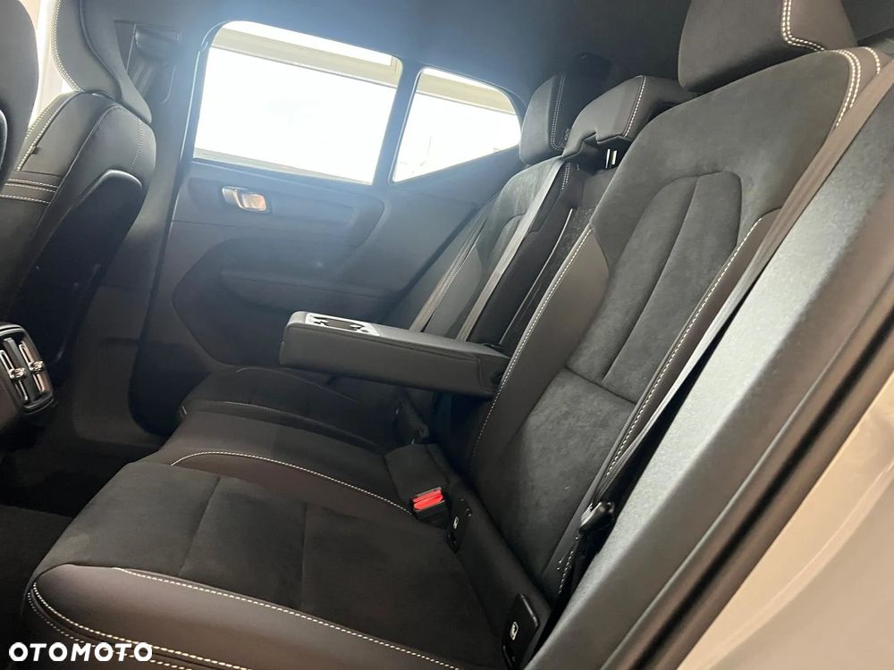 Volvo XC 40 B4 AWD Plus Dark - 23