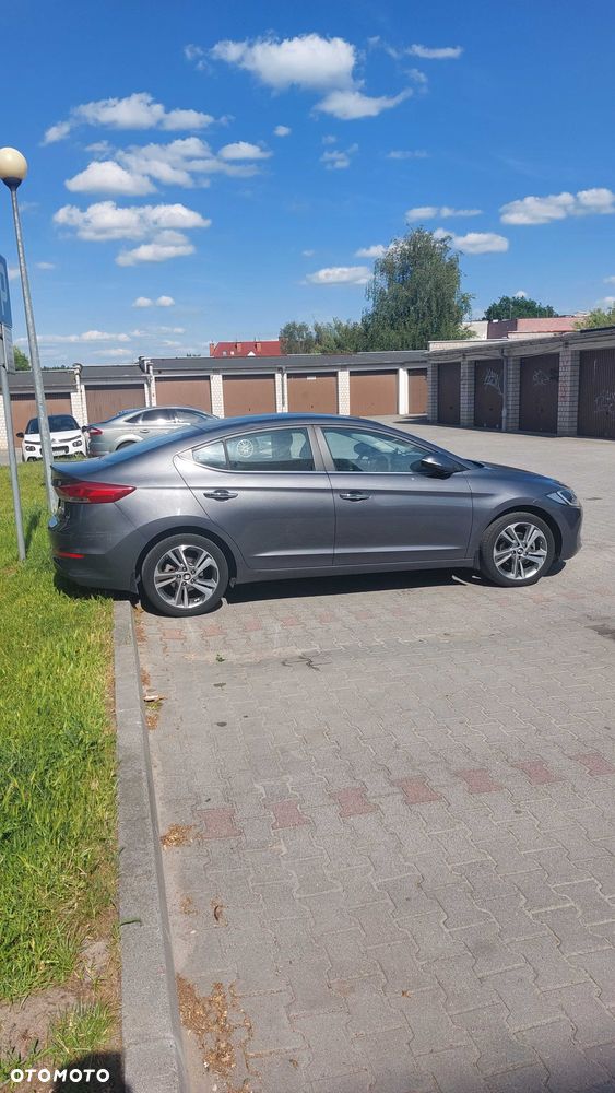 Hyundai Elantra - 1
