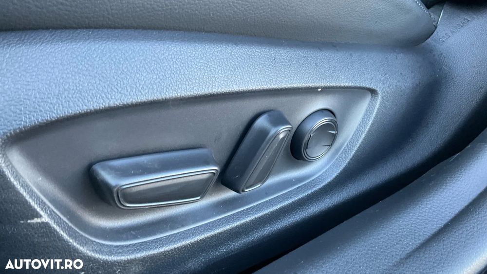 Toyota Camry 2.5 Hybrid Business - 23