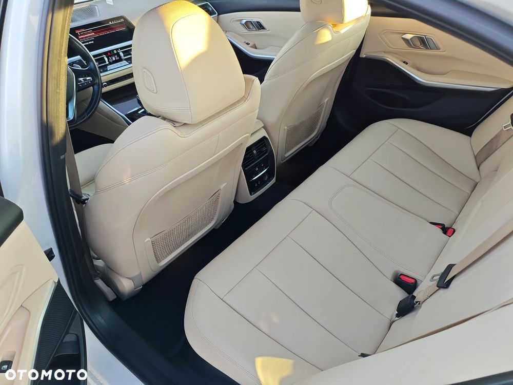 BMW Seria 3 330i Sport Line - 10