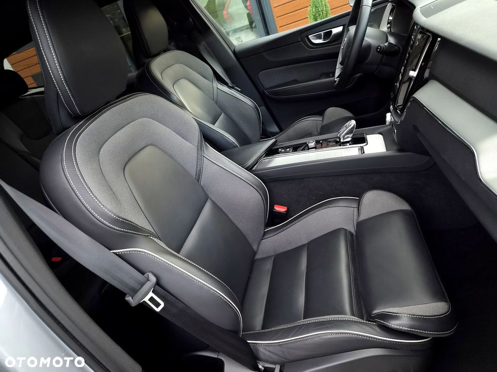 Volvo XC 60 B4 D AWD Plus Dark - 25