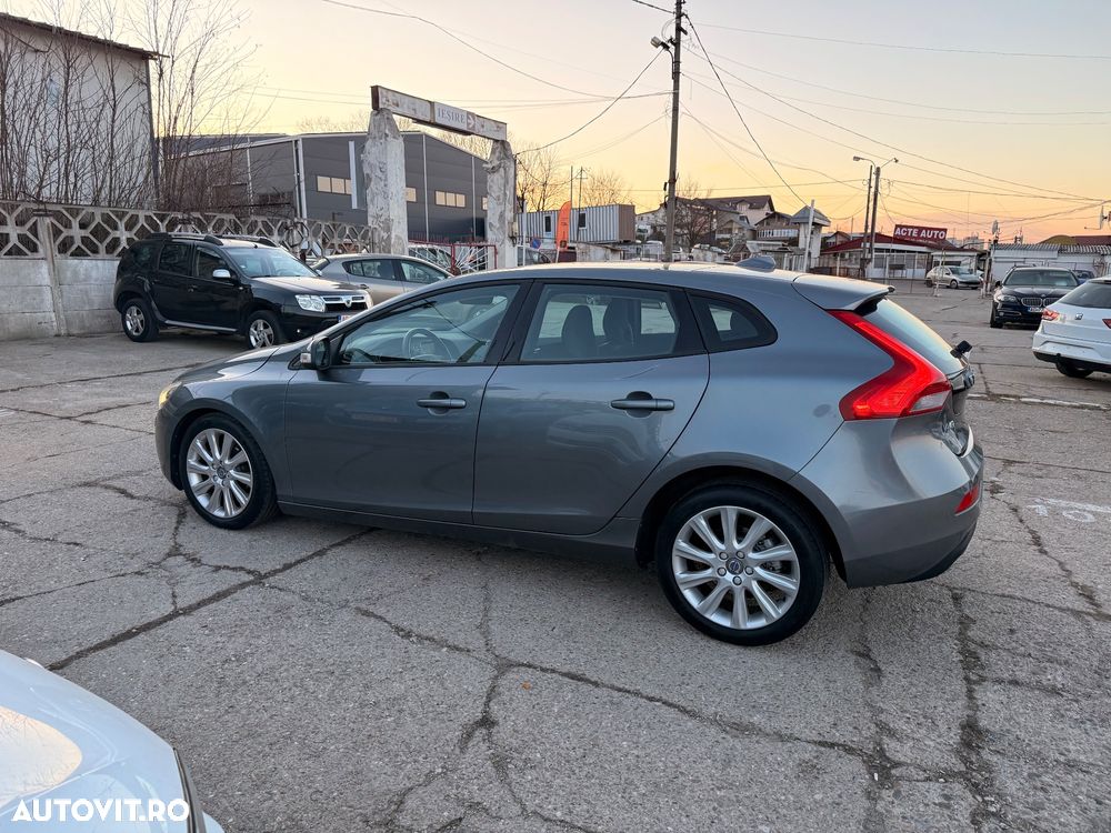 Volvo V40 D2 R Design - 4