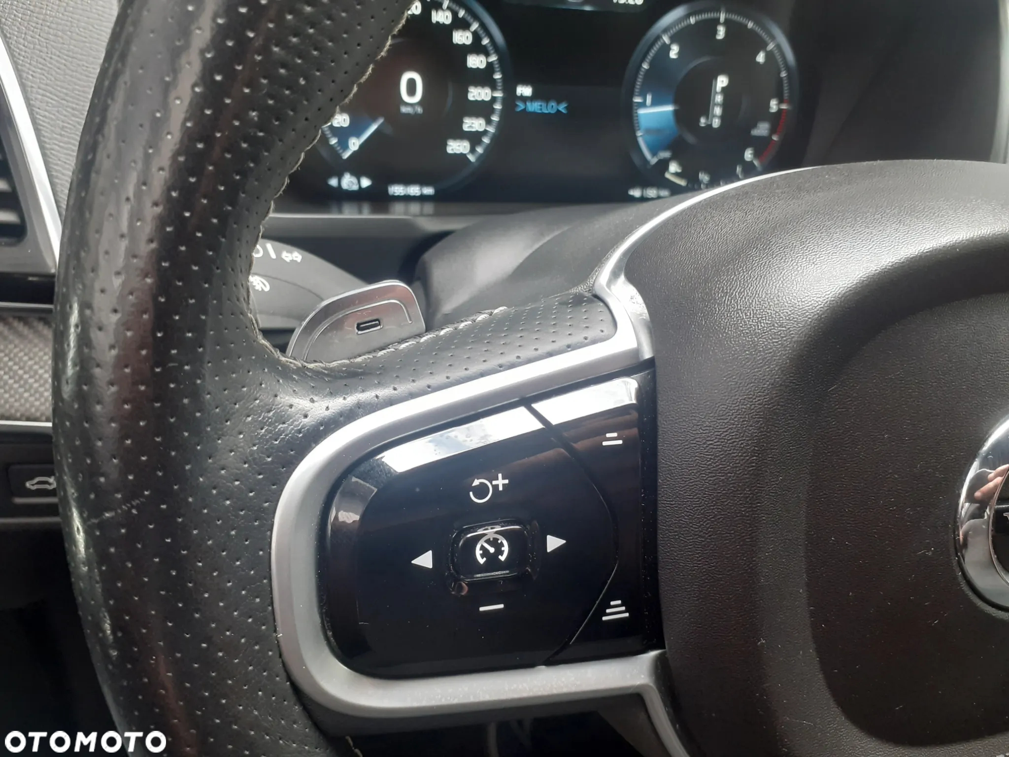 Volvo XC 90 D4 FWD R-Design 7os - 13