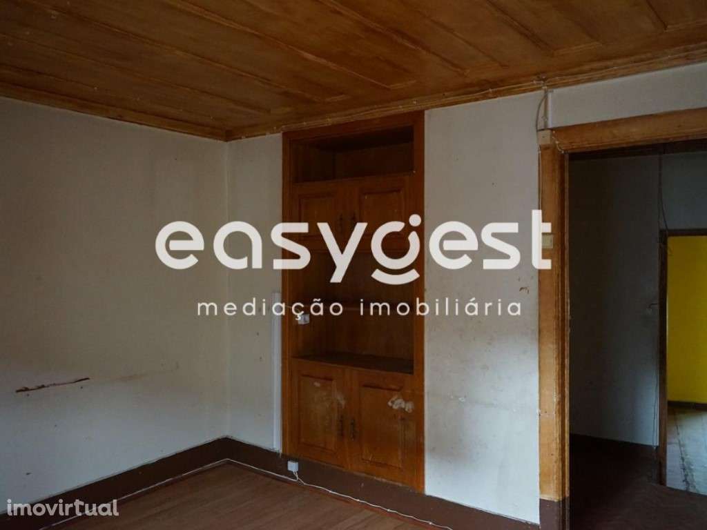 Moradia Geminada em granito com dois pisos e logradouro - Grande imagem: 2/23