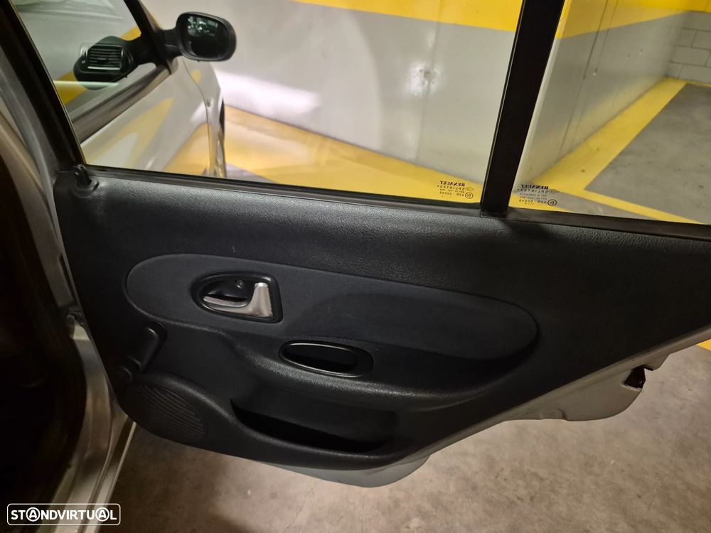Renault Clio 1.2 16V Confort Dynamique - 29