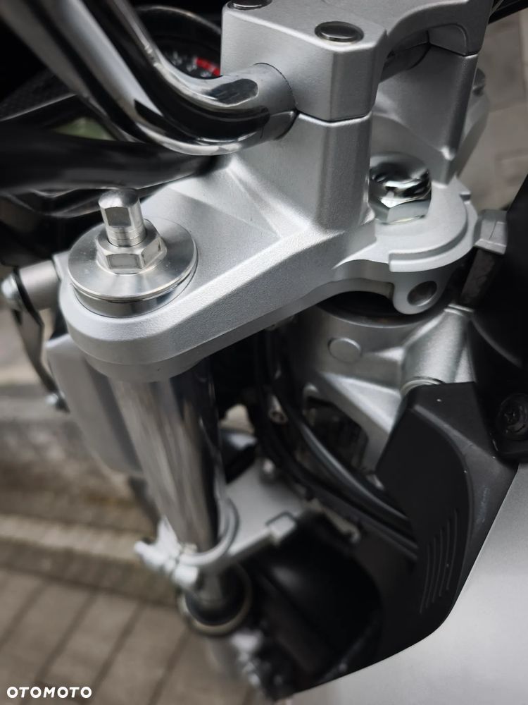 Suzuki GSR - 37
