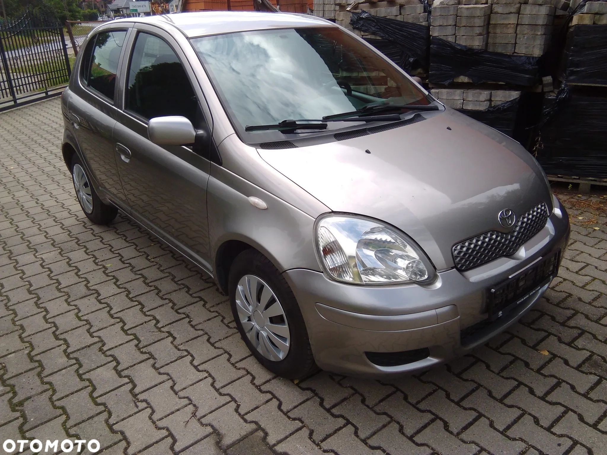 Toyota Yaris 1.0 Sol - 1