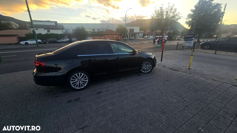 Volkswagen Jetta 2.0 TDI DSG Highline - 3