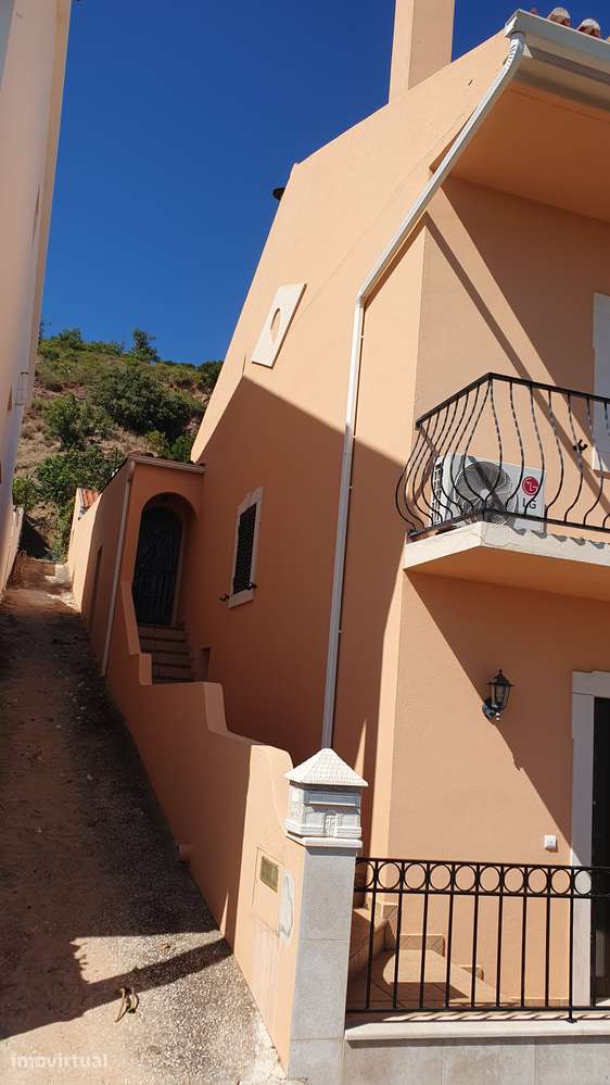 Moradia isolada T5 com jardim e garagem em Alte - Grande imagem: 3/6
