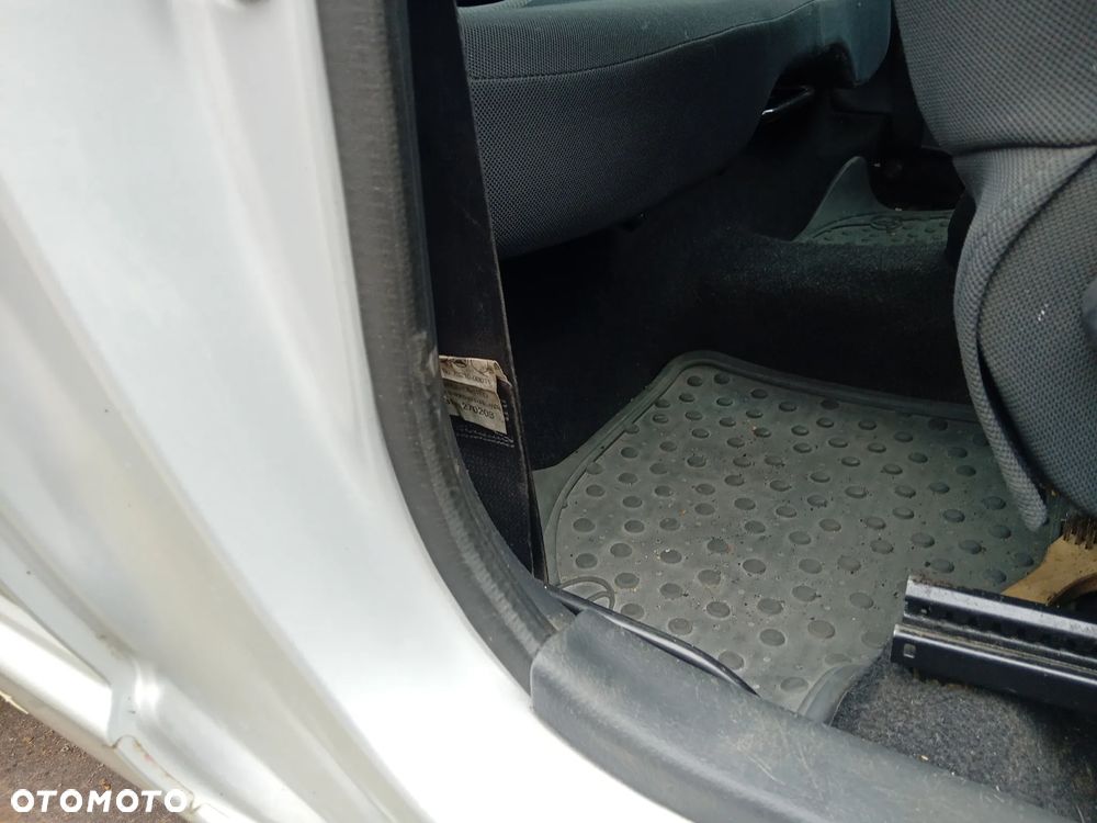 Toyota Yaris 1.3 Terra Plus - 18