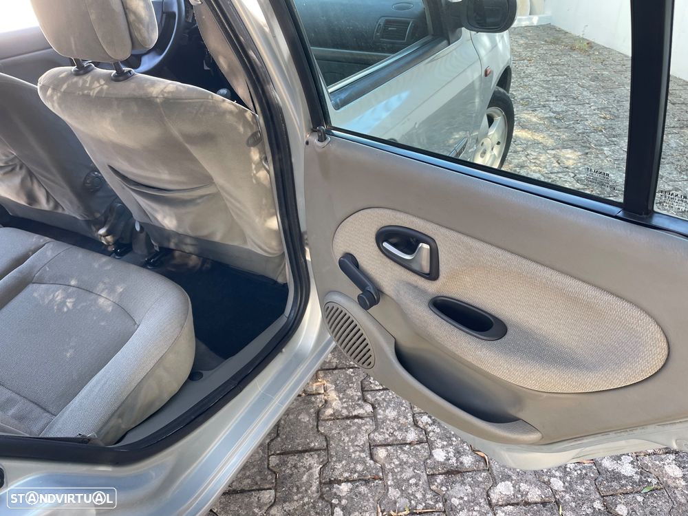 Renault Clio 1.2 16V Privilège - 14