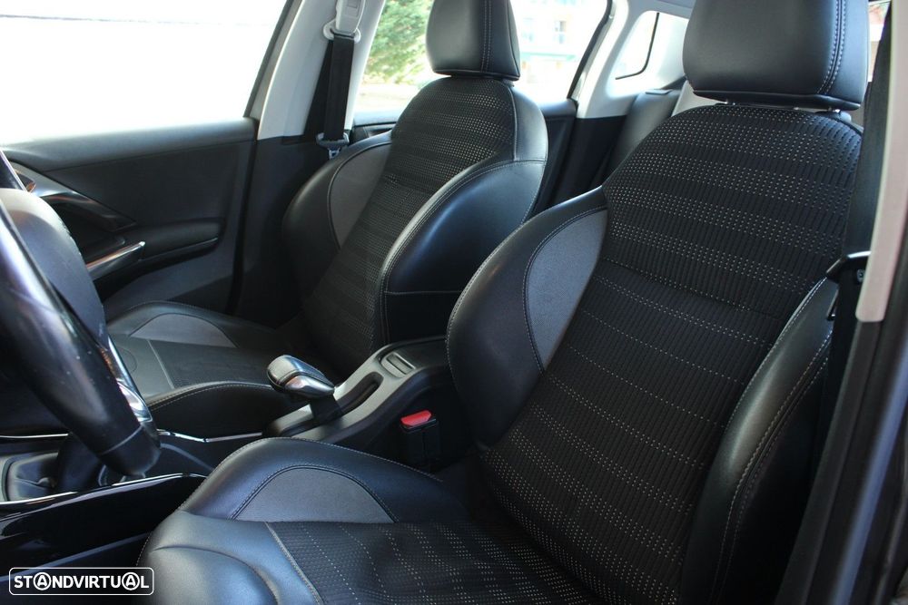 Peugeot 2008 1.2 PureTech Allure - 27