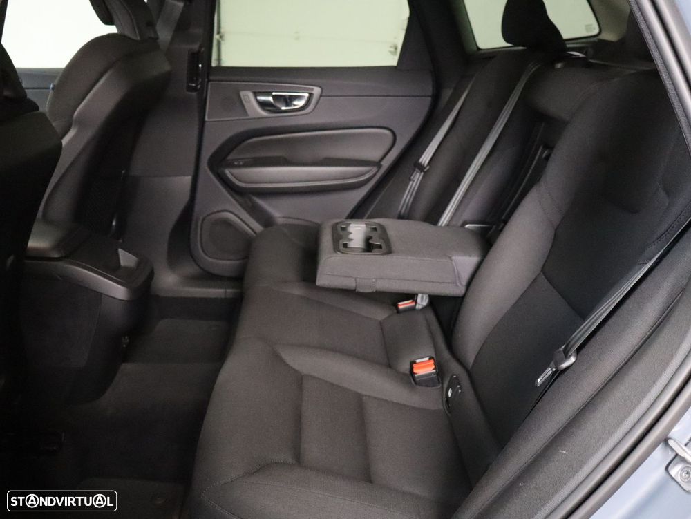 Volvo XC 60 2.0 B4 Momentum Plus - 8