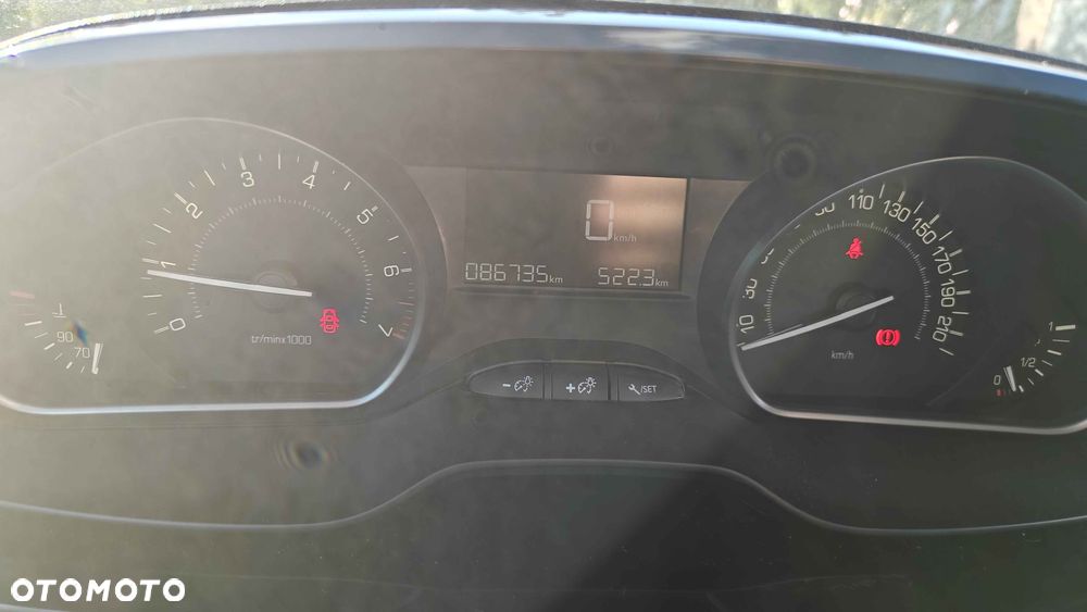 Peugeot 208 1.2 PureTech GPF Signature S&S - 12