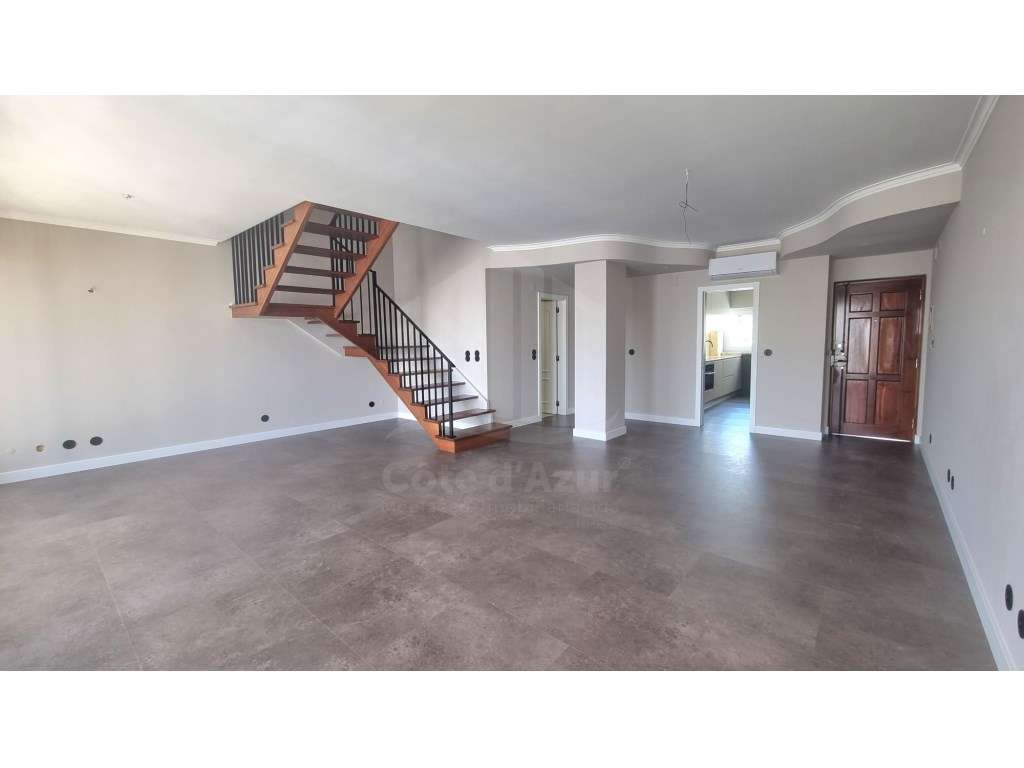 Apartamento T3 Duplex no Centro de Sesimbra - Segunda Linha de Mar - Grande imagem: 2/25