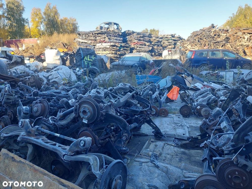 KOMPLETNE ZAWIESZENIE BELKA SANKI TYŁ MAZDA PREMACY I - 6