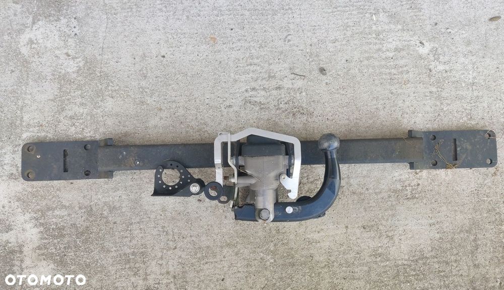 Hak holowniczy Mercedes W204 - 2