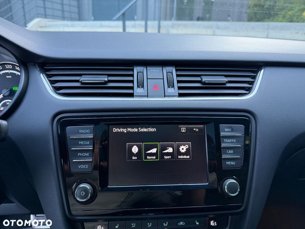 Skoda Octavia 2.0 TDI DSG RS - 22