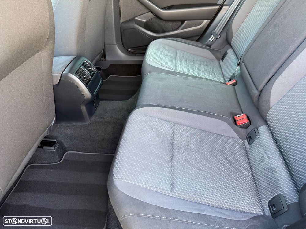 VW Passat Variant 2.0 TDi Business DSG - 14