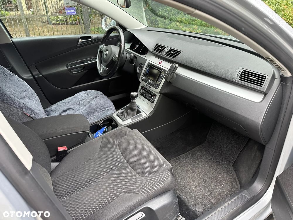 Volkswagen Passat 2.0 TDI DPF BlueMotion Technology Comfortline - 9
