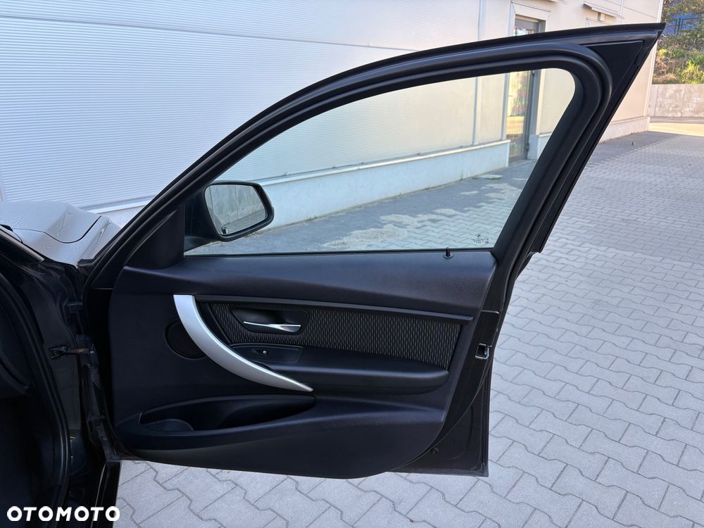 BMW Seria 3 320d Efficient Dynamics Edition Blue Perf Sport Line - 32