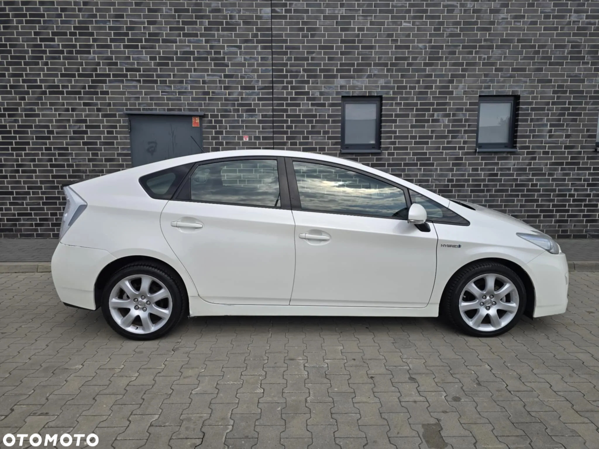Toyota Prius (Hybrid) Executive - 8