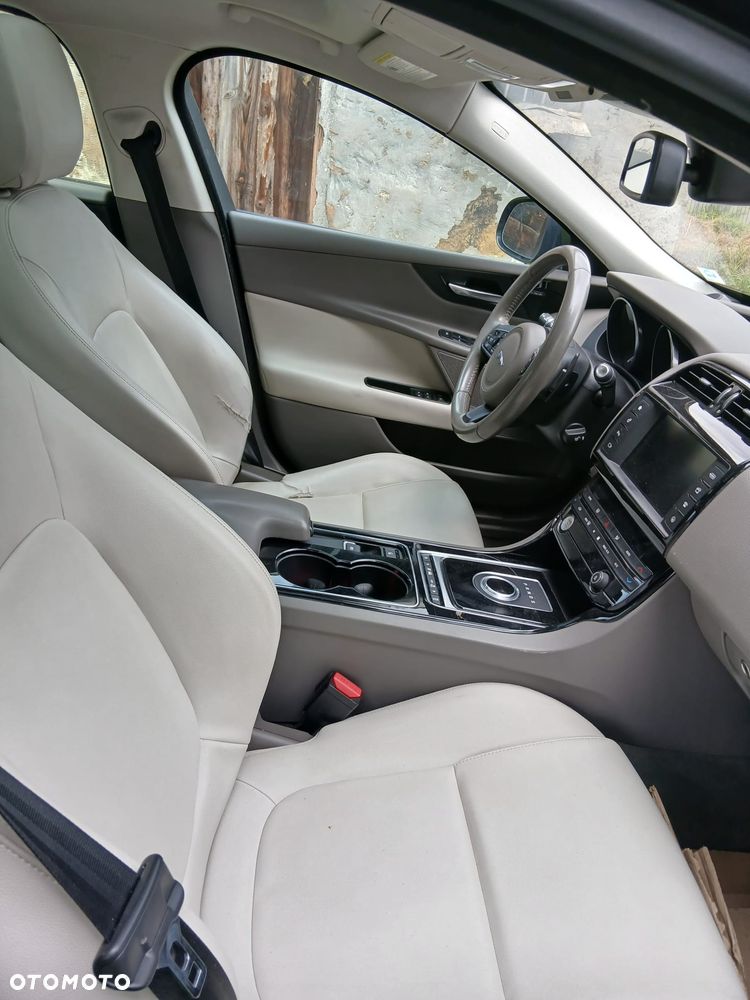 Jaguar XE - 10