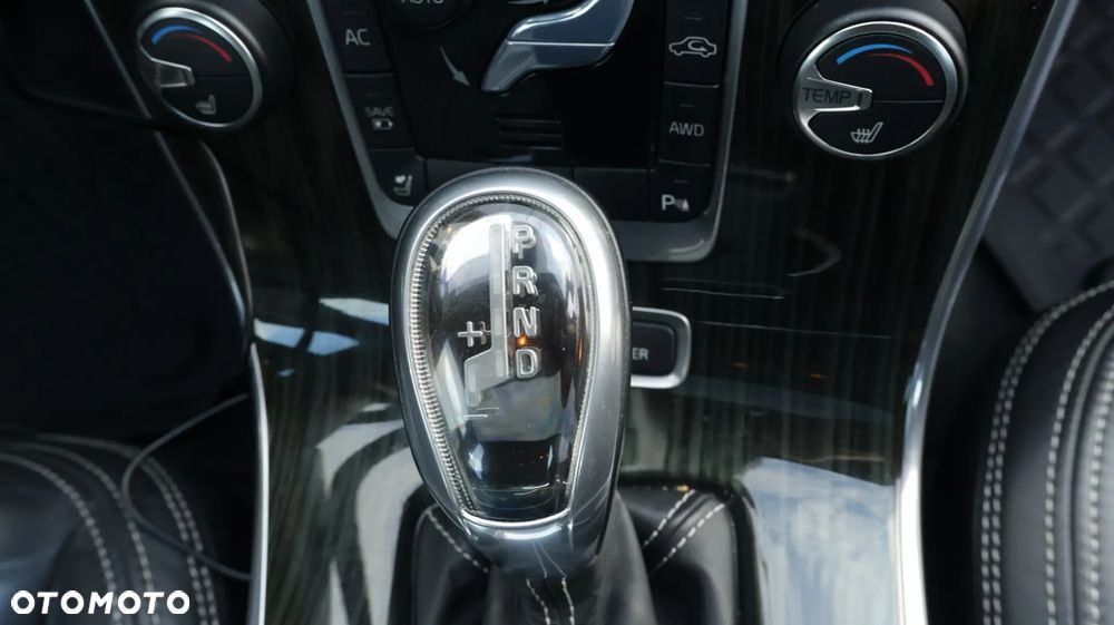 Volvo V60 D6 AWD Plug-in Hybrid R-Design Summum - 16