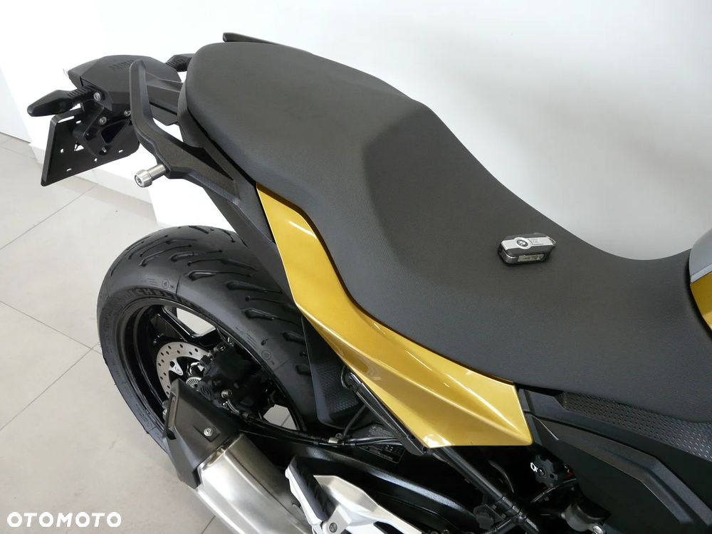 BMW F - 11