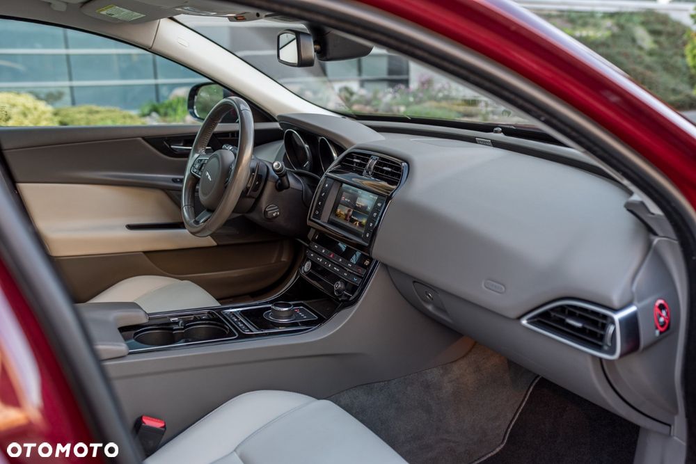 Jaguar XE 2.0 T Prestige - 14