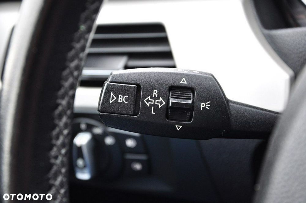 BMW Seria 3 325i Edition Exclusive - 34