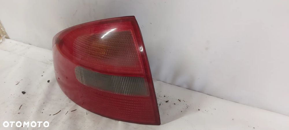 .  TYL TYLNA LAMPA LEWA AUDI A6 C5 SEDAN - 2