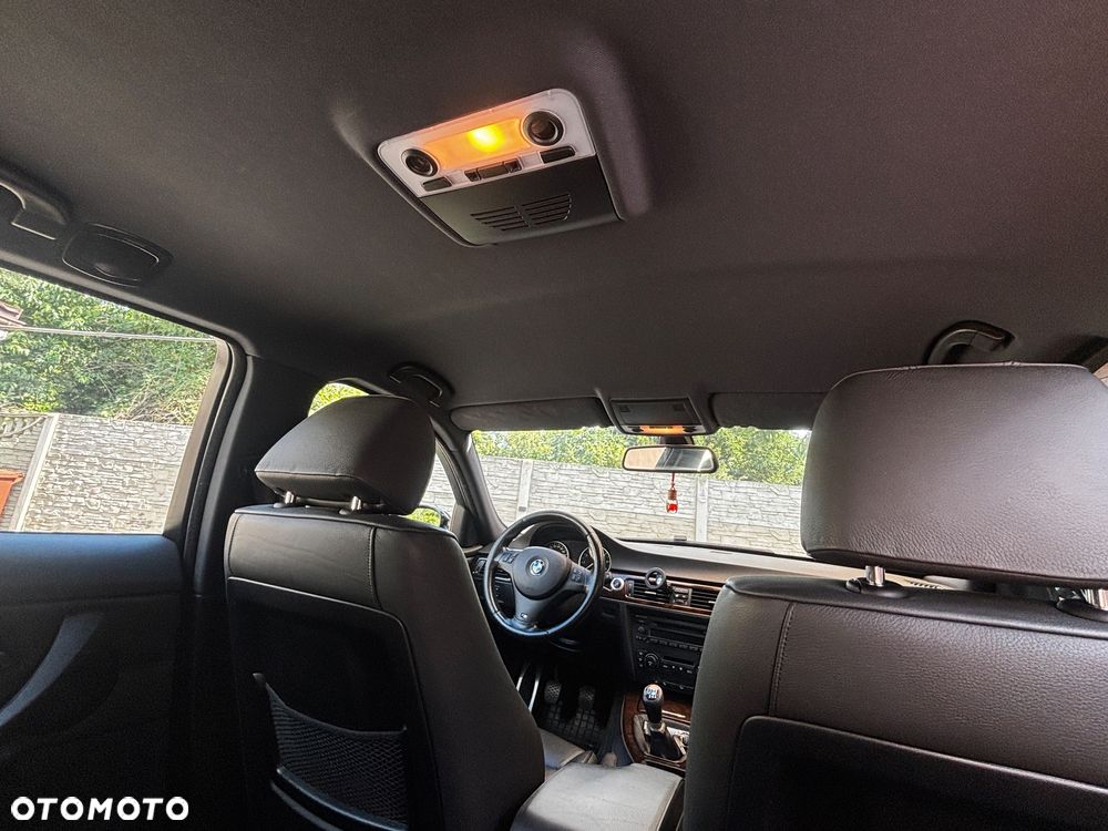 BMW Seria 3 330xi Touring - 23