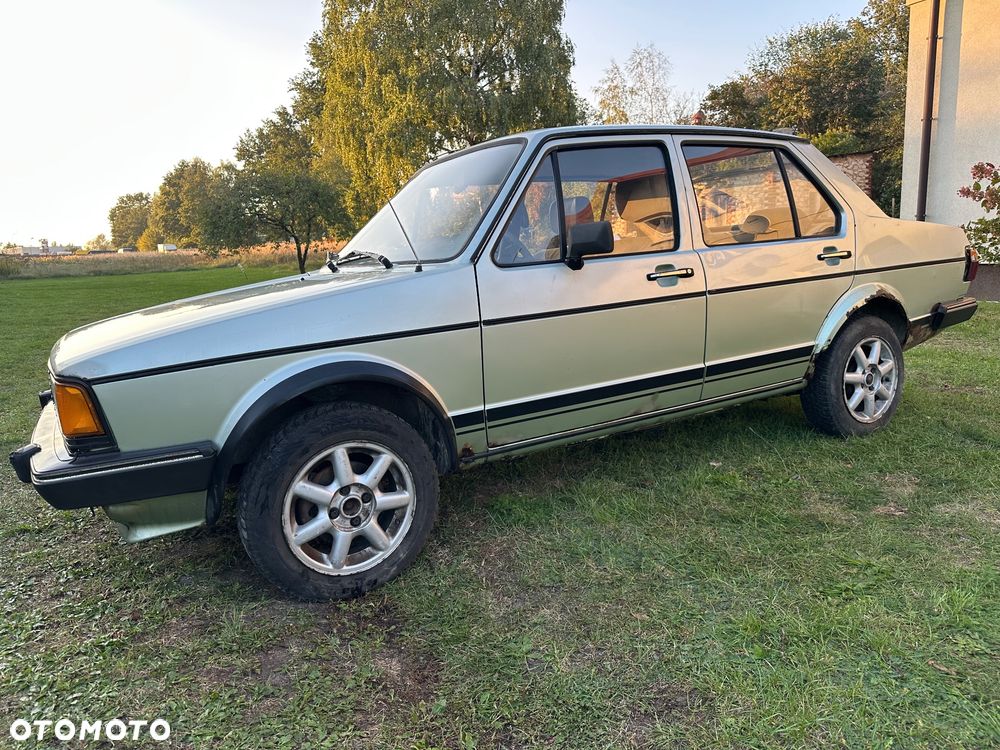 Volkswagen Jetta - 2