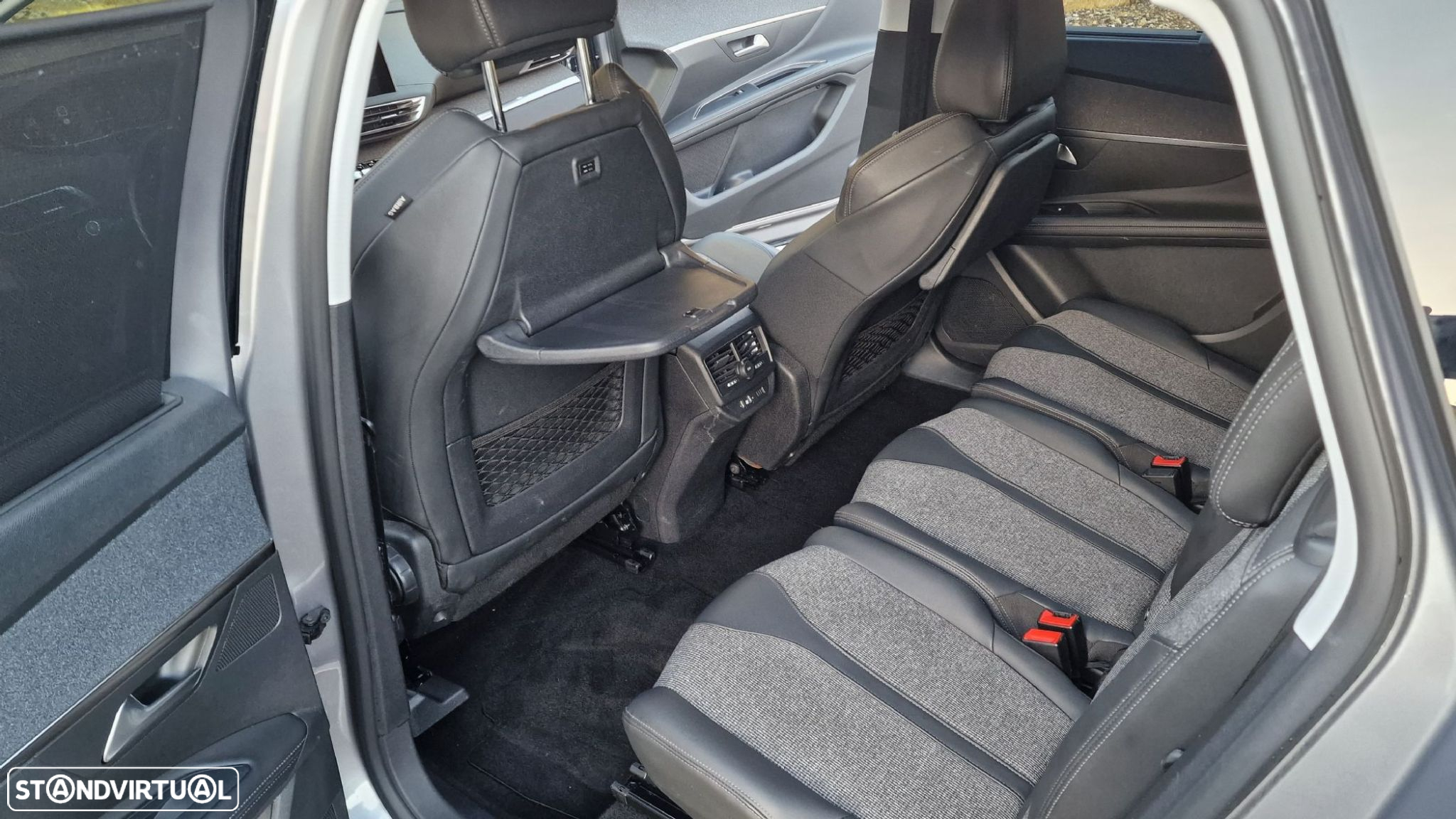 Peugeot 5008 1.5 BlueHDi Allure EAT8 - 26