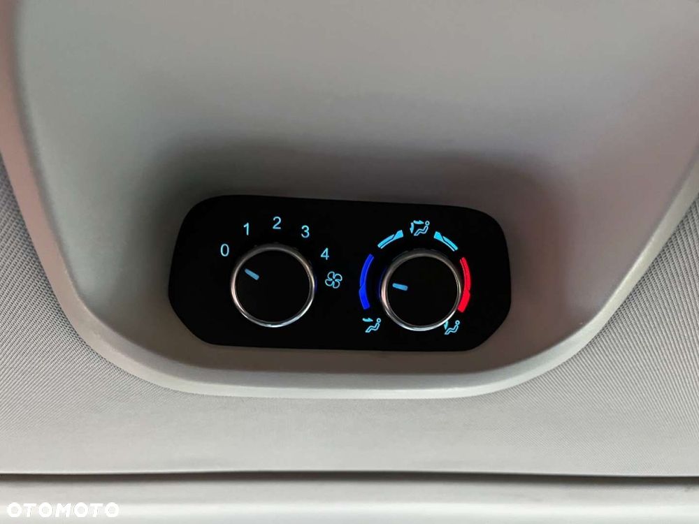 Ford Tourneo Custom - 34