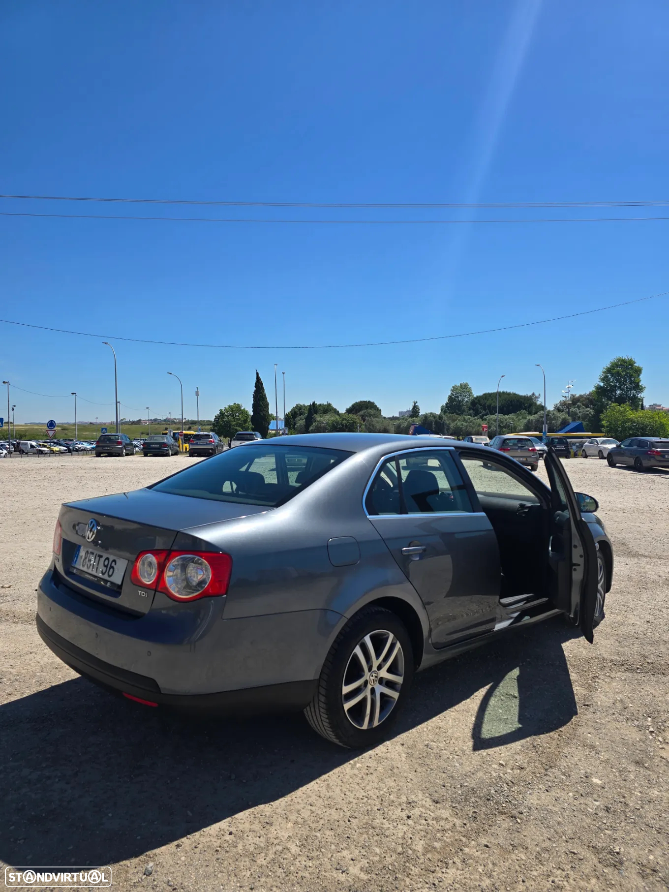 VW Jetta 1.6 TDi Confortline - 27