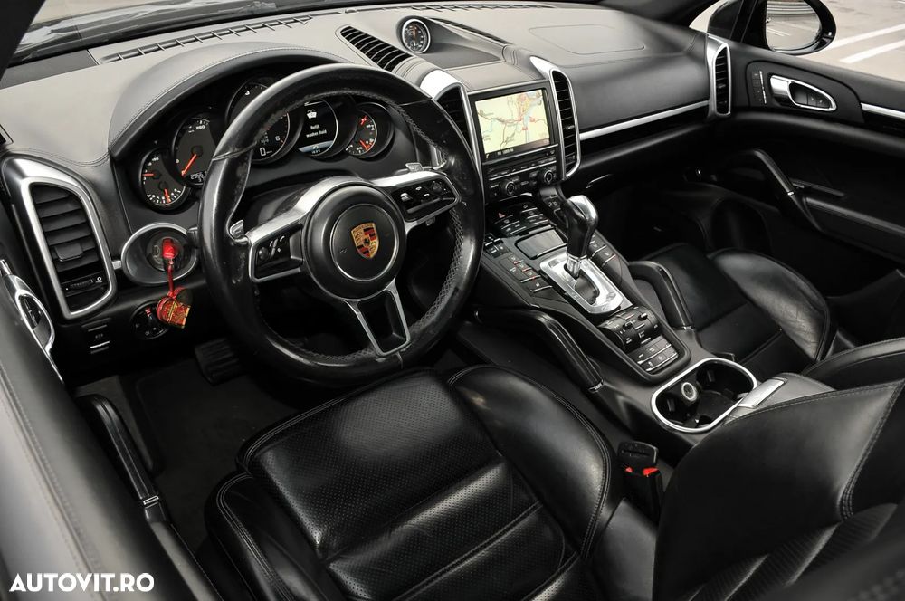 Porsche Cayenne 3.0 L - 7