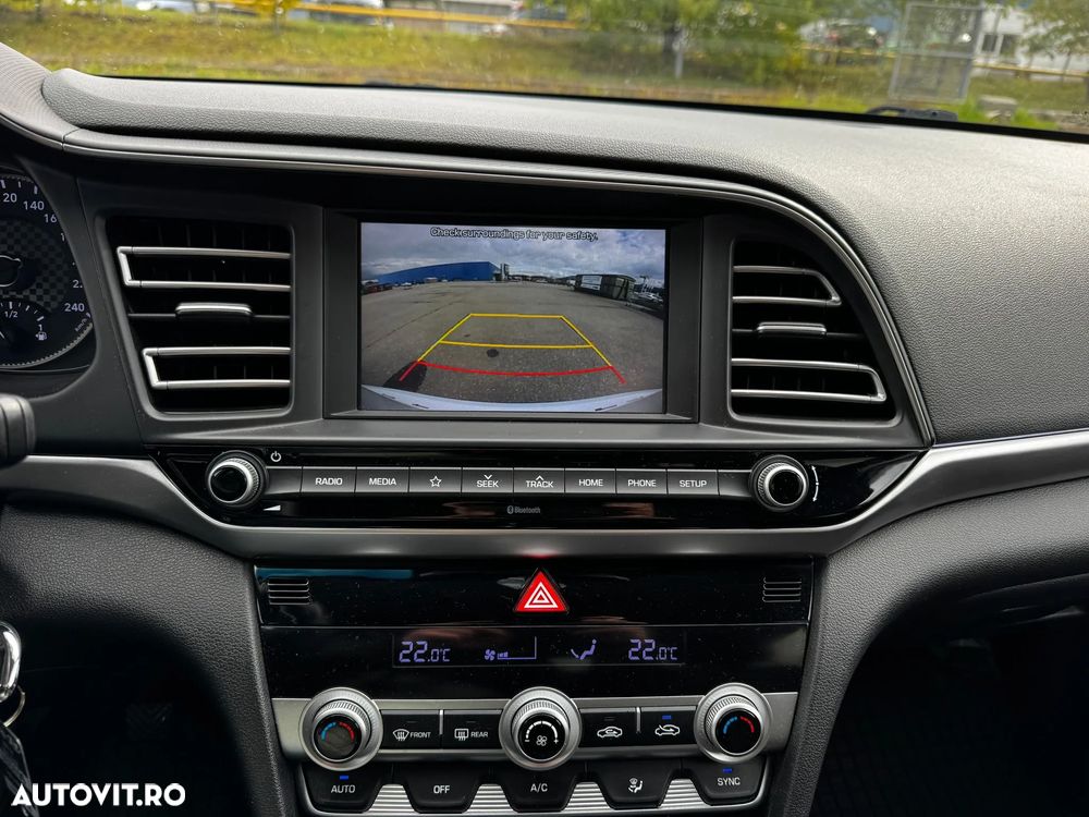 Hyundai Elantra - 24