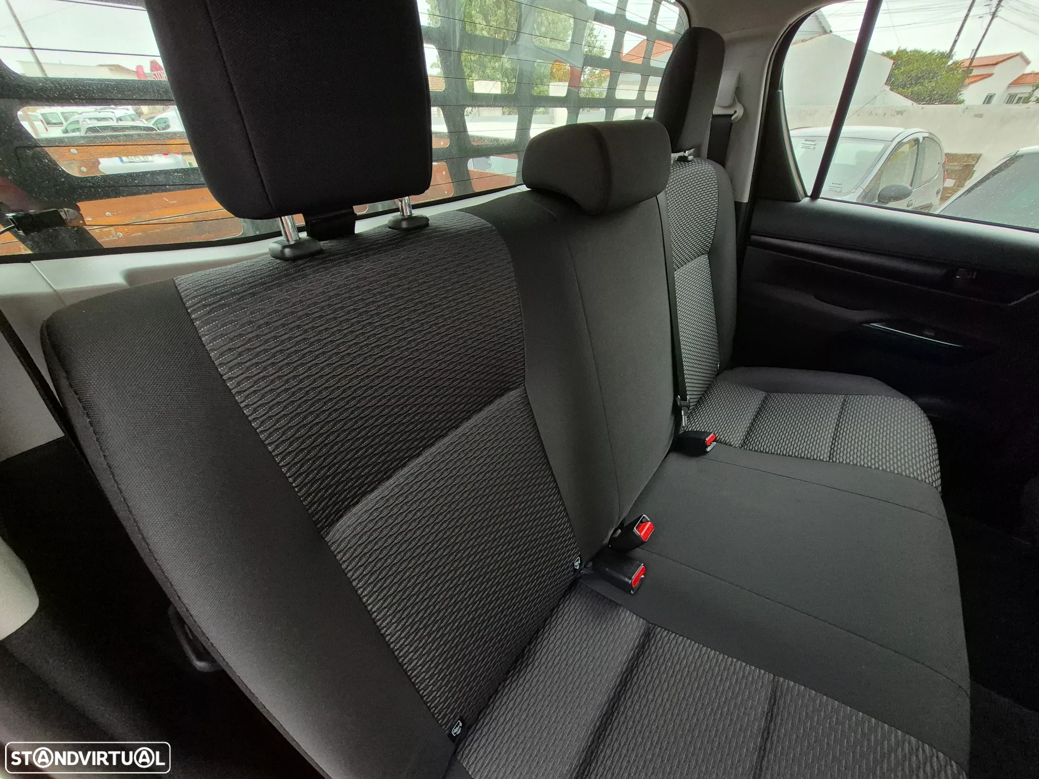 Toyota Hilux 2.4D-4D 4X4 - 2024 - 5 LUGARES - 12.000KM - 23