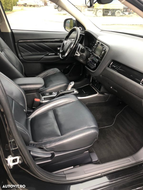 Mitsubishi Outlander 2.0 4WD Plug-In Hybrid - 7