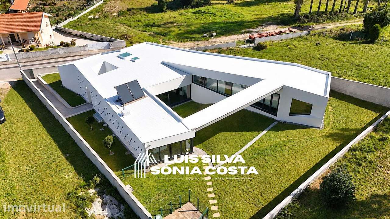 Moradia Independente T5 de Arquitetura Única c/ Jardim Integrado... - Grande imagem: 2/41